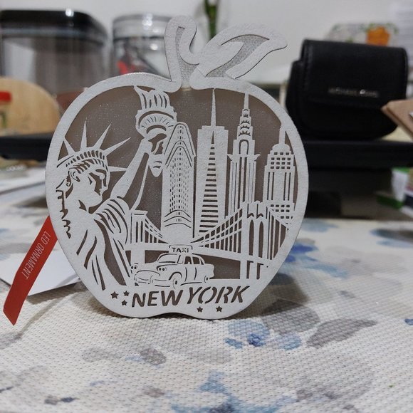 NEW YORK BIG APPLE LED ORNAMENT PRETTY FESTIVE ORNAMENT - Picture 4 of 8